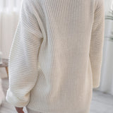 Løstsiddende minikjole med lange ærmer og bådhals i ribstrik