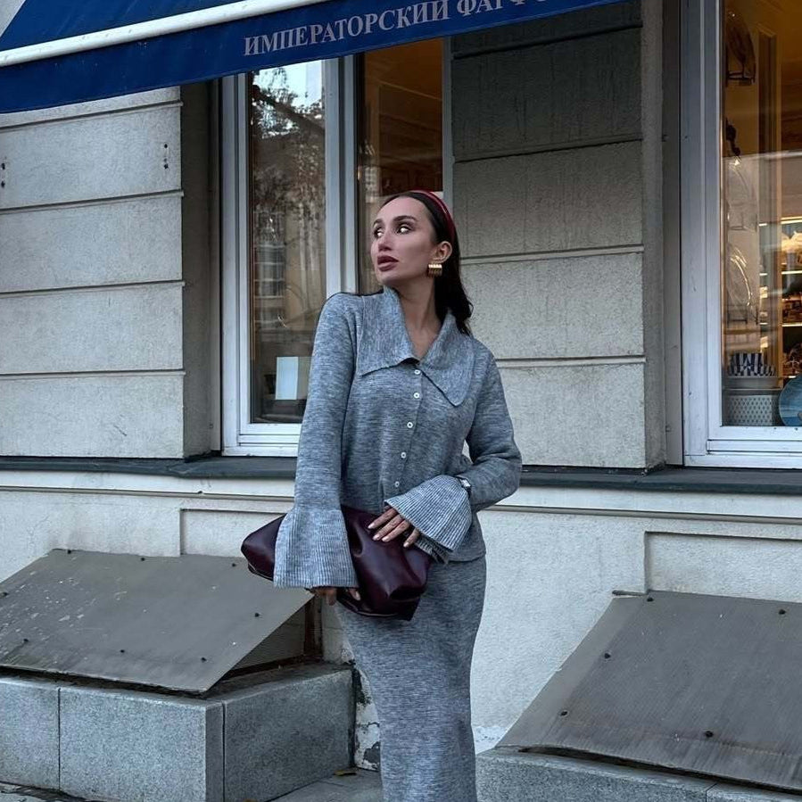 Todelt sæt: lyserød cardigan med klokkeærmer og polokrave, lige nederdel