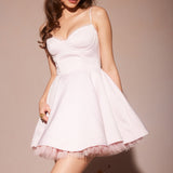 Mini aftenkjole med pufærmer og spaghettistropper