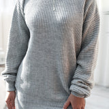 Løstsiddende minikjole med lange ærmer og bådhals i ribstrik