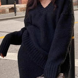 Todelt sæt: afslappet striktrøje med V-hals og havfrue-nederdel