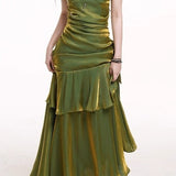 Bordeauxrød asymmetrisk aftenkjole med flæser og tanktop