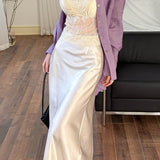 Højtaljet, draperet nederdel med fiskehalekant