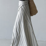 Lang, stribet, højtaljet A-formet nederdel med bindelukning