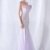 Aftenkjole med pailletter og strudsefjer