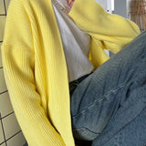 Komfortabel og afslappet strikvest med bundet talje.