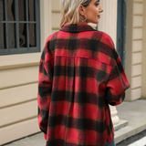 Løstsiddende, langærmet ternet frakke i imiteret uld.