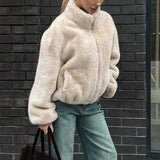 Kort jakke i imiteret pels med opretstående krave