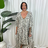 Damekjole - V-hals - Flagrende pasform - 3/4 ærmer - Trendy dyreprint