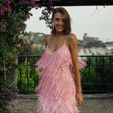 Aftenkjole med tynde stropper og pailletter, pyntet med fjer