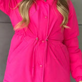 Fritids- og udendørssportsjakke med justerbar snøre i taljen, ideel til bjergbestigning og udendørsaktiviteter.