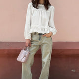 Løstsiddende bluse med rund hals og rynkede flæser