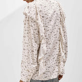 Løstsiddende bluse med blomsterprint og flæser