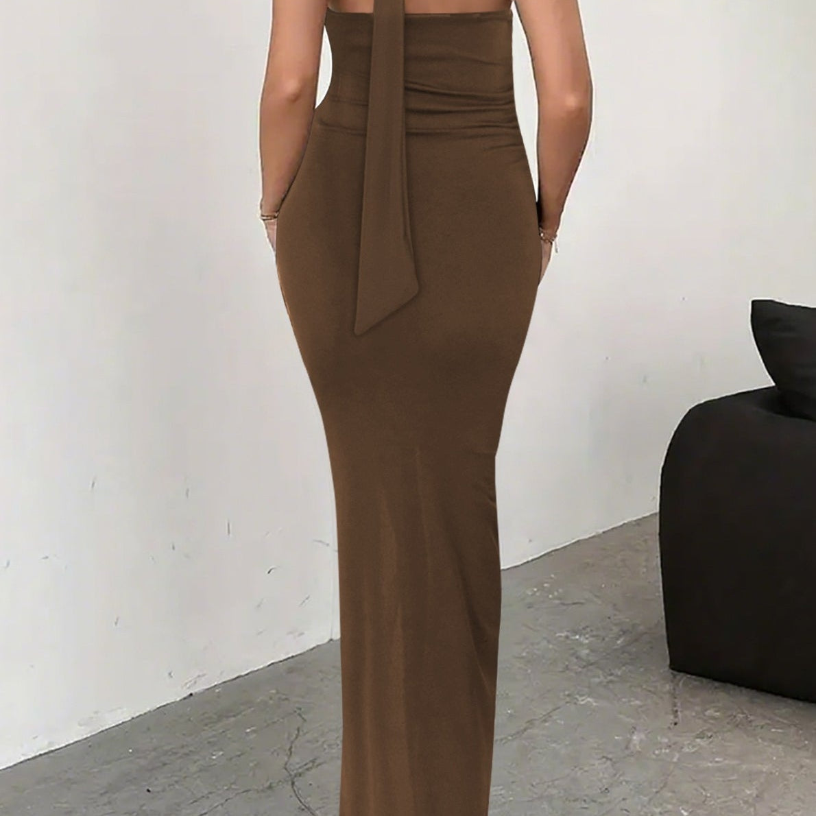 Rygløs aftenkjole med bindedetalje og høj slids