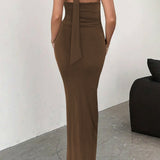 Rygløs aftenkjole med bindedetalje og høj slids