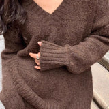 Todelt sæt: afslappet striktrøje med V-hals og havfrue-nederdel