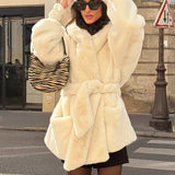 Frakke med hætte og bælte i imiteret pels