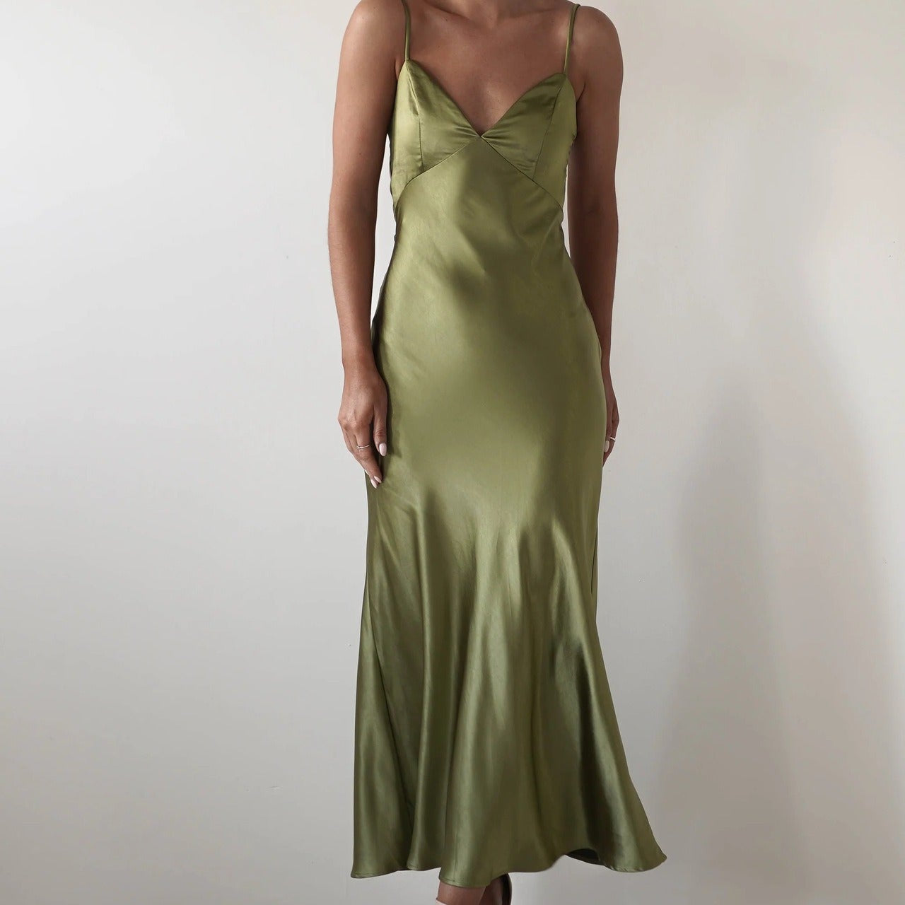 Satin aftenkjole med åben ryg og bindedetalje