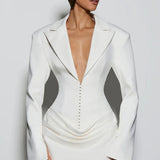 Kort, tætsiddende kjole med dyb V-udskæring og markeret talje, ensfarvet