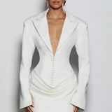 Kort, tætsiddende kjole med dyb V-udskæring og markeret talje, ensfarvet