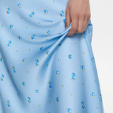 Højtaljet draperet nederdel i blomsterprintet satin