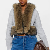 Kort, løstsiddende hættetrøje med tyk pelskant