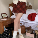 Højtaljet, ternet A-formet nederdel