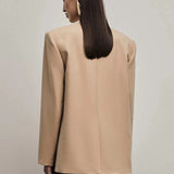 En tætsiddende, enkeltradet blazer med almindelige skuldre