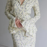 Todelt sæt: langærmet top med tætsiddende talje og lille blomsterprint, midinederdel