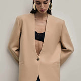 En tætsiddende, enkeltradet blazer med almindelige skuldre