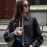 Kort, løstsiddende mat læderjakke