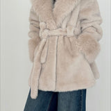 Mellemlang frakke i imiteret ruskind med hakkrave og bindebælte