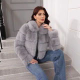 Elegant kort frakke i klassisk kunstpels