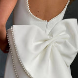 Elegant aftenkjole med sløjfe og tætsiddende snit