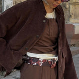 Jakke med opretstående krave og enkeltradede knapper