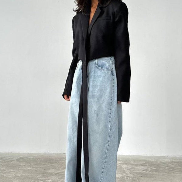 Ensfarvet blazer med bindekrave