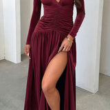 Maxikjole med tætsiddende talje, lange rynkede ærmer og dyb V-hals