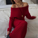 Elegant og minimalistisk off-shoulder maxikjole i ensfarvet strik