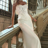 Lang, tætsiddende vintage blondekjole, stropløs og med ben.