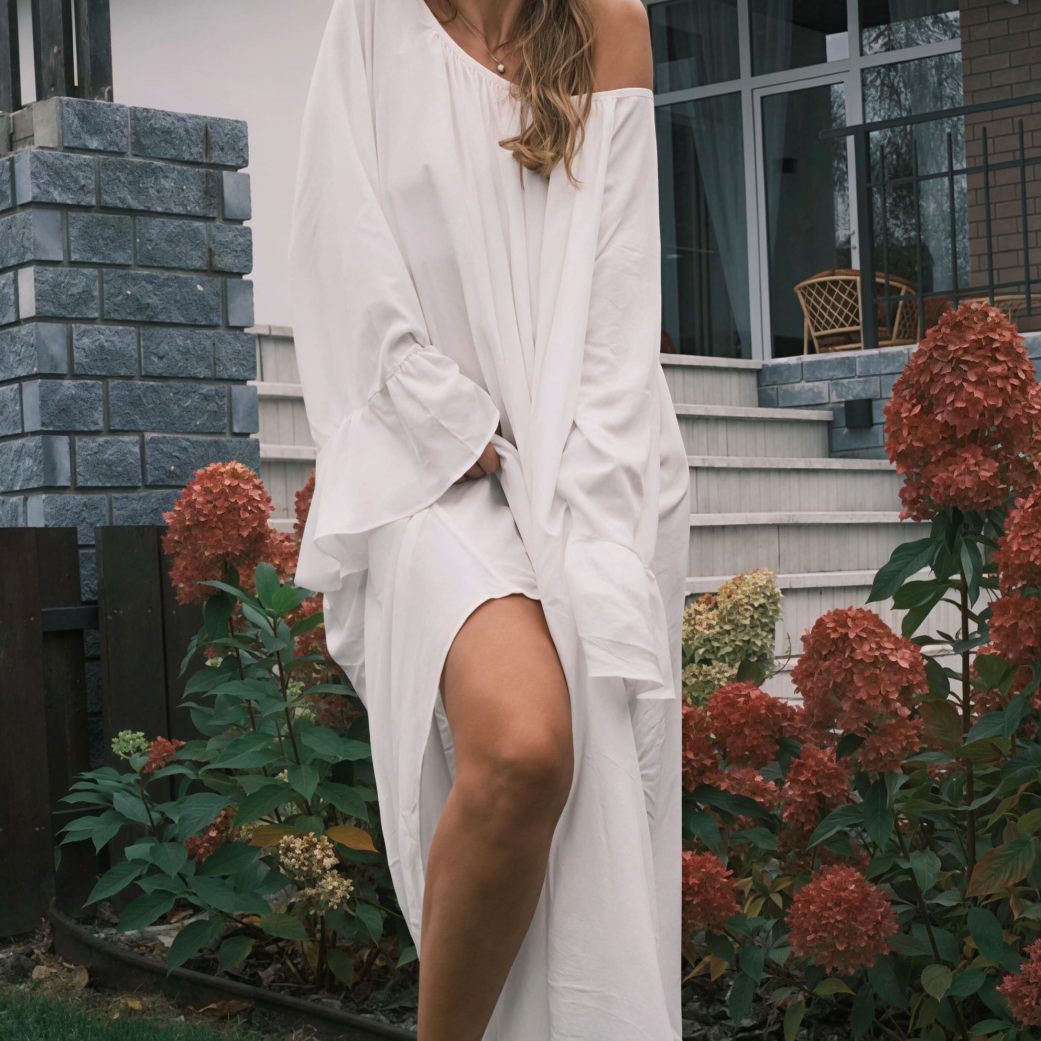 Ensfarvet maxikjole, løs og med svaj