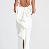 Elegant aftenkjole med sløjfe og tætsiddende snit