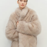 Minimalistisk mellemlang frakke i imiteret pels med opretstående krave