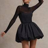 Elegant, tætsiddende minikjole med pufet meshkant, sofistikeret stil