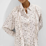 Løstsiddende bluse med blomsterprint og flæser