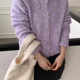 Løs og blød cardigan i ensfarvet strik