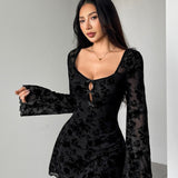 Kort kjole med lange ærmer, trykt med flockede blomster og pyntet med en åben sløjfe