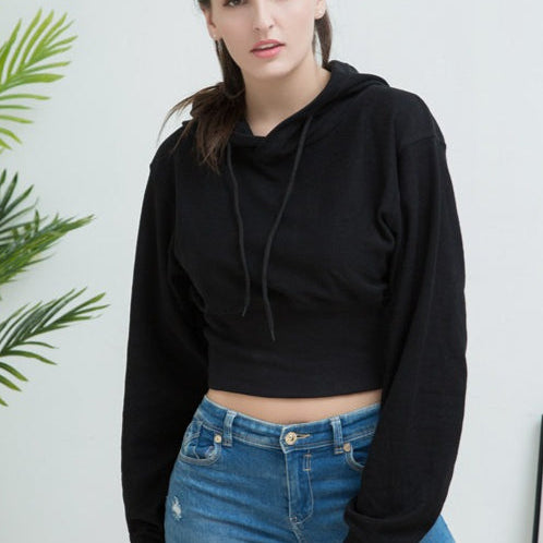 Kort hættetop, tætsiddende i taljen, afslappet stil.