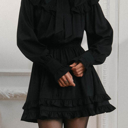 Elegant minikjole med lange ærmer og blonder, pyntet med butterfly, trapezsnit.