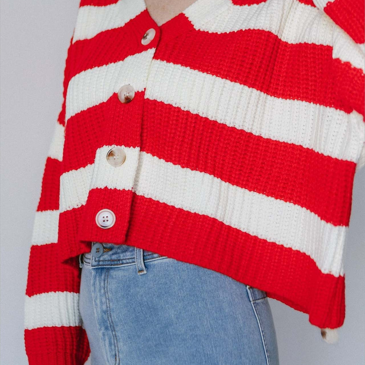 Stribet strikvest med bred V-hals og lange ærmer