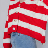 Stribet strikvest med bred V-hals og lange ærmer